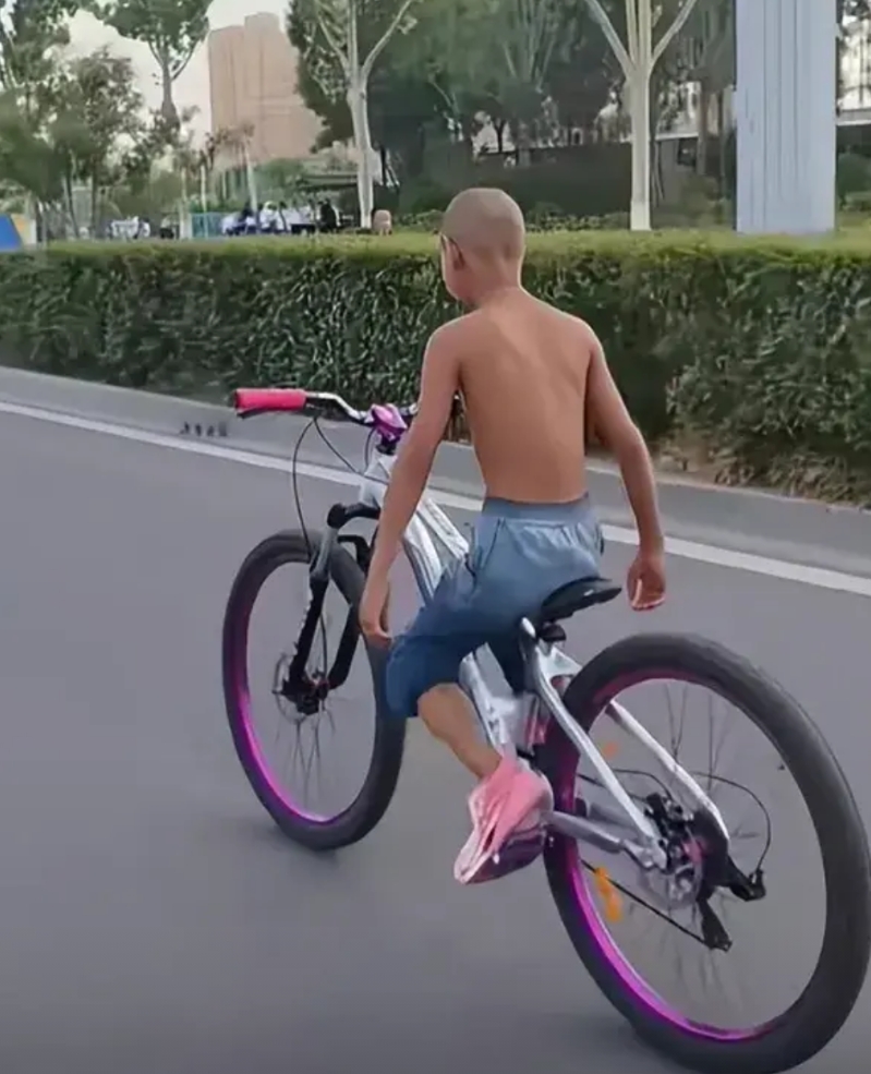 短视频刷到一个小孩儿光着膀子在蹬自行车，评论区里有认识的说这是菏泽一只耳。
点开
