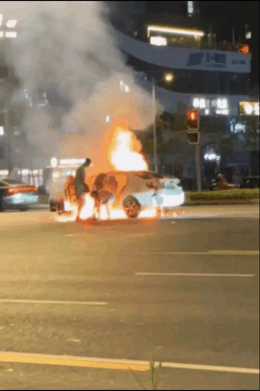 必须尽快立法：禁止在道路及公共场合燃放车辆！
这辆车自燃，车主自救，穿着裤衩出来