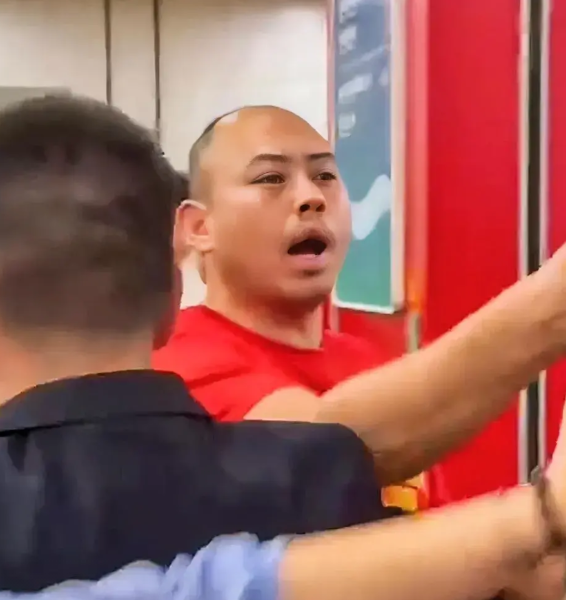 红衣男子处罚出炉，广厦罚单也可能升级！
据北京媒体人勇方方透露，总决赛第五战赛后