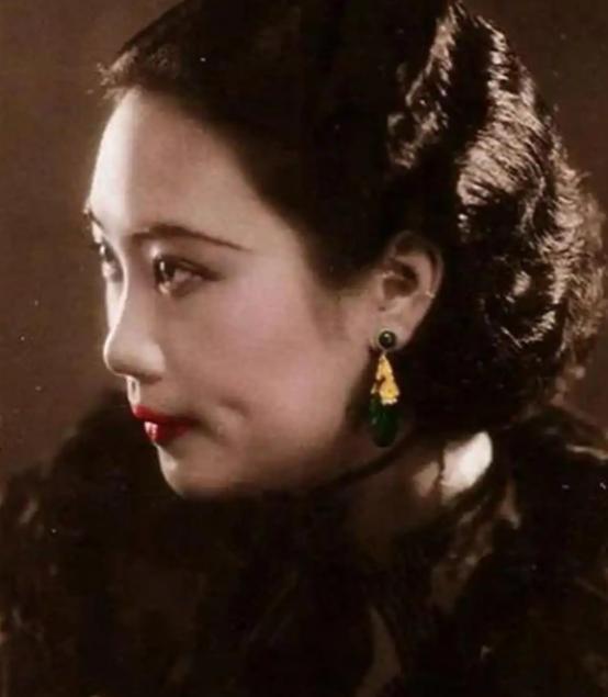 1943年，胡蝶被戴笠带走。当时，胡蝶气愤地说：“戴笠，你不可能得到我的心…”