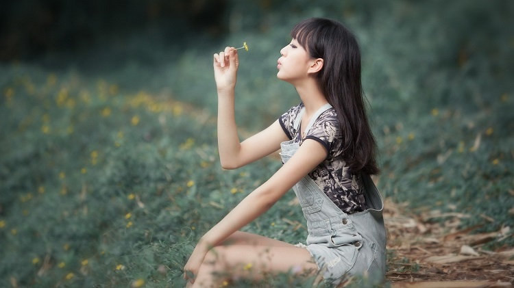 在感情里，一个女人真正的死心，是从沉默开始的。
中年女人更是如此，她们一旦否定了