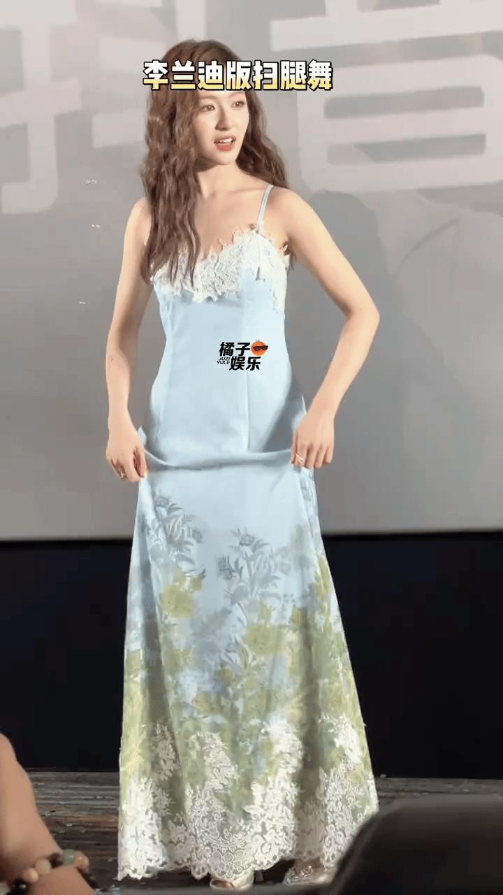 李兰迪穿着最漂亮的裙子，跳着最滑稽的舞[我想静静]转的像滚筒洗衣机[笑哭]
哈哈