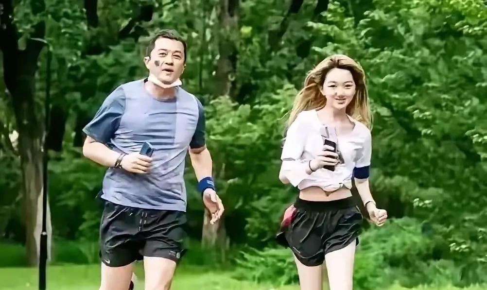 李嫣说：妈妈过的很潇洒，而爸爸却过的很辛苦。
不知为什么，这几天全网都在黑李亚鹏