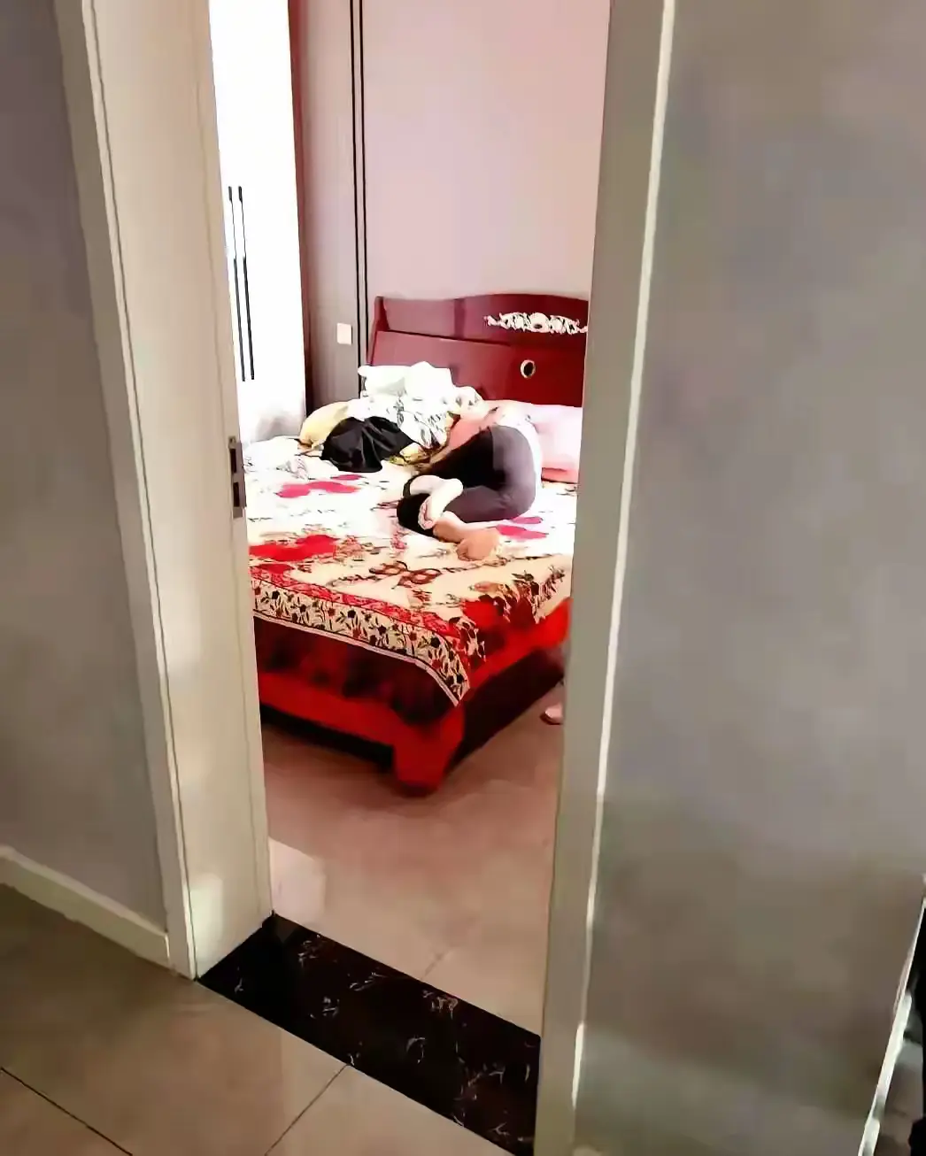我越来越看不惯我婆婆了。
