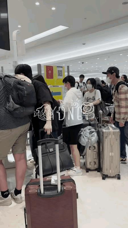 #头号创作者激励计划#
莎莎搜一下子就出现了，和大部队汇合了。
是不是出发的时候