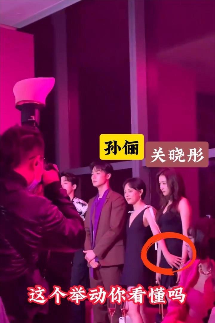红毯上的那一幕真是让人瞠目结舌啊,孙俪和关晓彤这俩人咋就搞出这么大动静呢,闪光灯