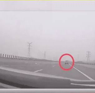 问:为什么在行车道里停车。
答:应该车道里也不准停车。
看着荒唐，实则荒唐。