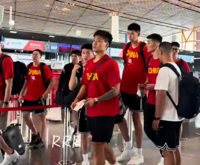 球迷有眼福了！中国男篮出征
中国男篮热身赛：
7月24日，19：30中国男篮