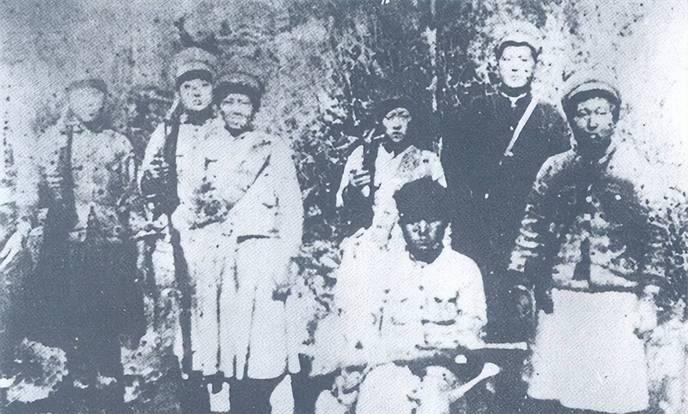 1933年，共产党员钱瑛不幸被捕，为不暴露身份，她借口上厕所，把一块怀表扔在了草