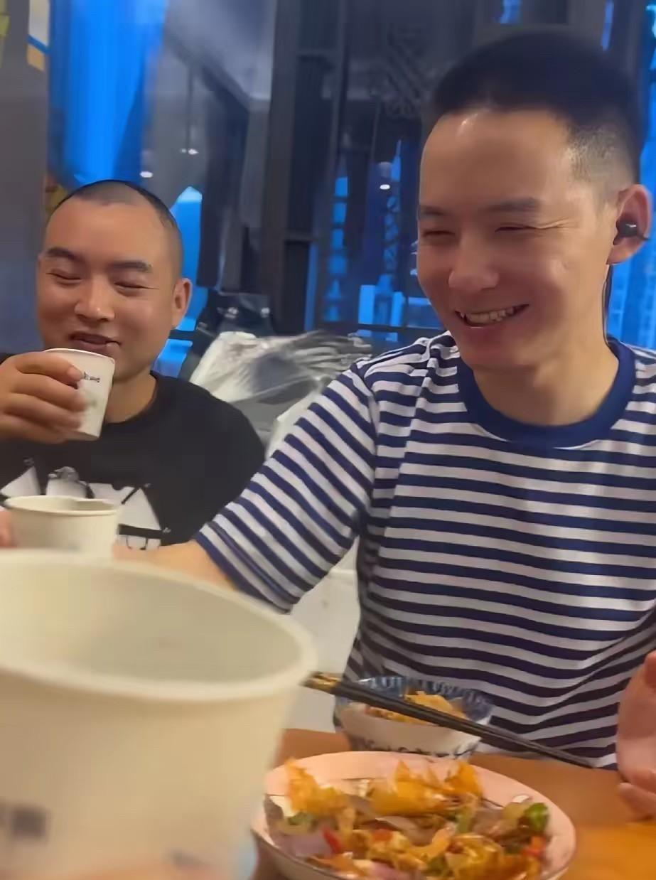 谢浩南挺有心的！
趁着专门回到深圳陪小妹过六一儿童节！表达作为哥哥对小妹的疼爱！