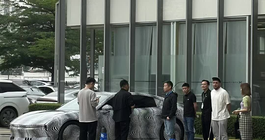 小鹏代号E29的重磅新车。
第一次看到伪装如此少，车身线条和轮廓尽显，看起来很