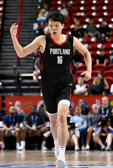 杨瀚森是开拓者全队唯一一个真的在挡拆的挡拆人。
这个队只有杨瀚森每次设置挡拆都是