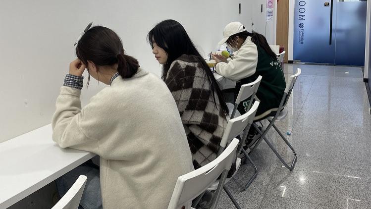 雅思与专八听力大对决：谁才是“听力天花板”？