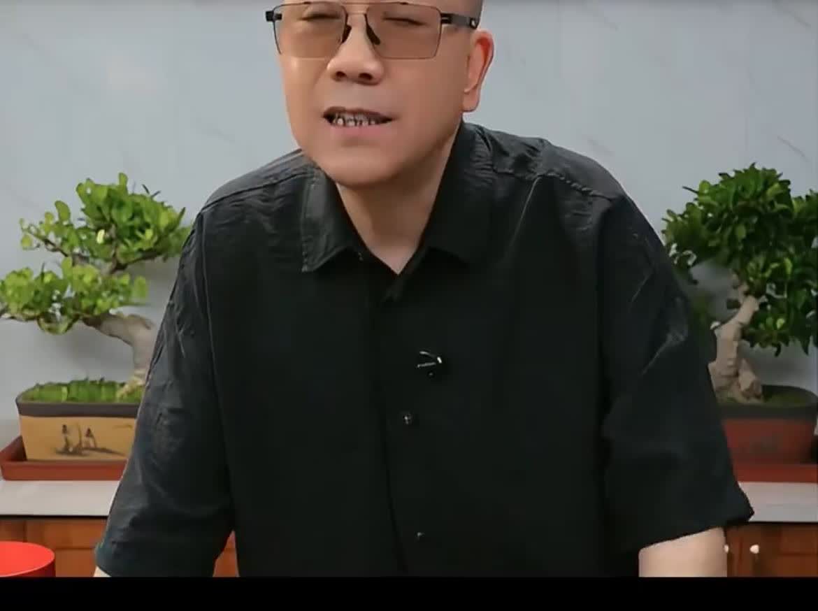杨议老师又躺地上耍无赖了！“我们家家风就是爱财，就是喜欢数钱玩！你们能拿我们家怎