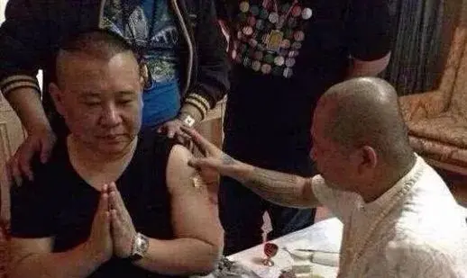郭德纲这是给自己纹了个猪八戒吗？
郭德纲，怎么现在越变越奇怪了？
