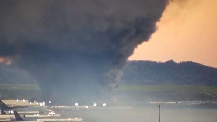 美国货机坠毁细节披露: 起飞时左翼起火, 引擎脱落