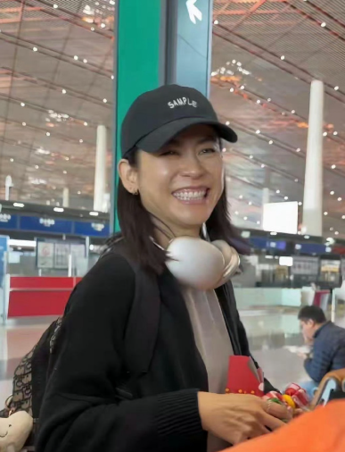 55岁的宣萱素颜太美了，拒绝美颜和滤镜，这状态简直了