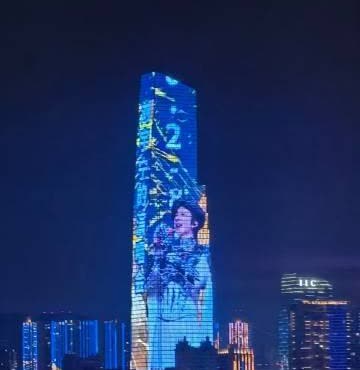 顶刘粉丝为了他演唱会，花费百万在武汉包了一江几十栋楼围了一圈的灯光秀，而且6年前