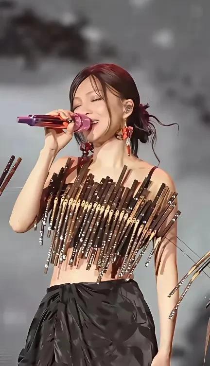 张韶涵的造型师难道真的换人了吗？
看看这套演唱会造型，真的是灾难现场啊。是最近几