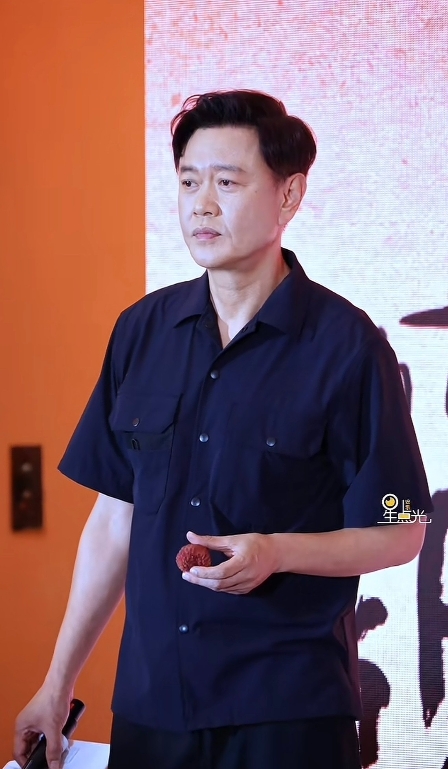 太像了，这冯嘉怡和任嘉伦太像了！
近日，实力派演员冯嘉怡出席电视剧《长安的荔枝》