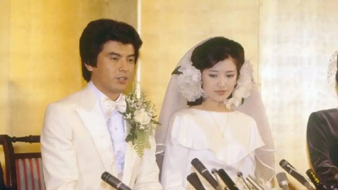73岁三浦友和依旧帅气，痴情守护山口百惠45年，两个儿子也好帅啊！
