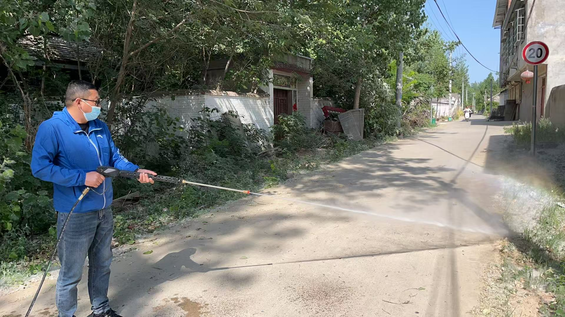 太和县倪邱镇东门村开展杨柳絮飞专项整治活动