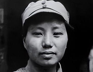 1937年，15岁女红军被敌人抓住，正要被砍头时，一名敌军官走过来，摸摸她的脸：