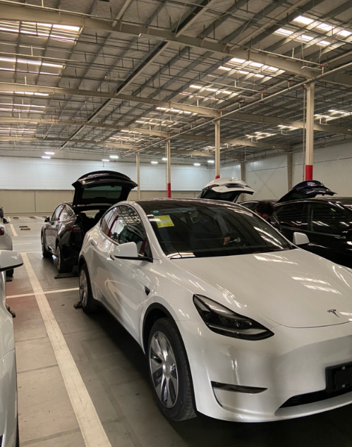 提车了，真香

新车里面味道也不大，几乎闻不到异味。开了一天已经习惯单踏板模式，