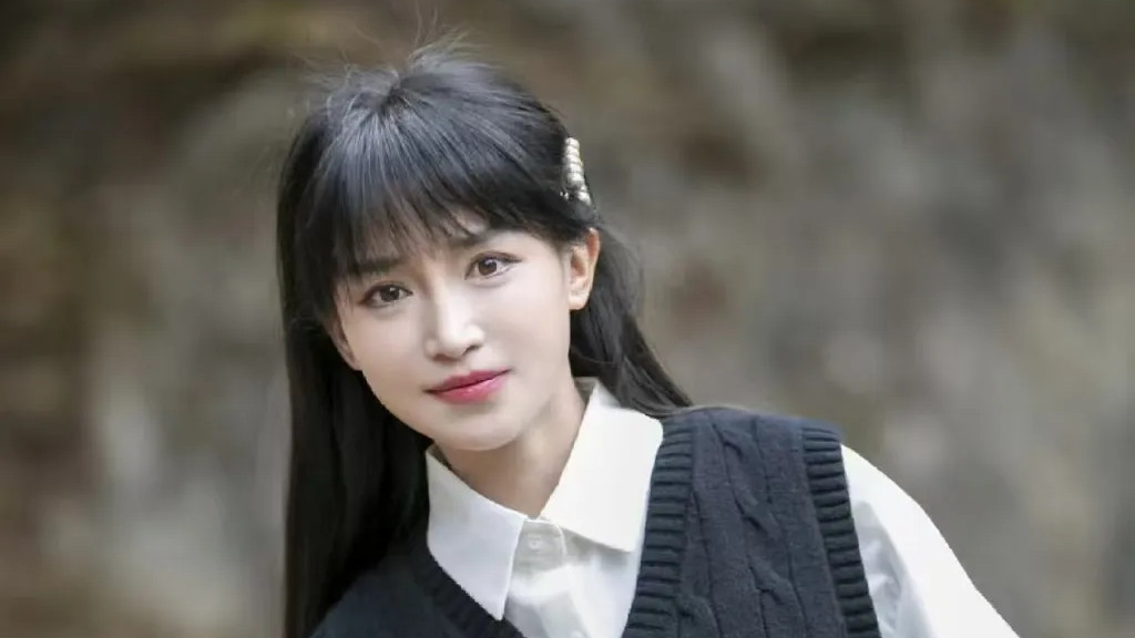 34岁李子柒领奖现场，一袭黑裙惊艳四座，这才是真正的顶流女神