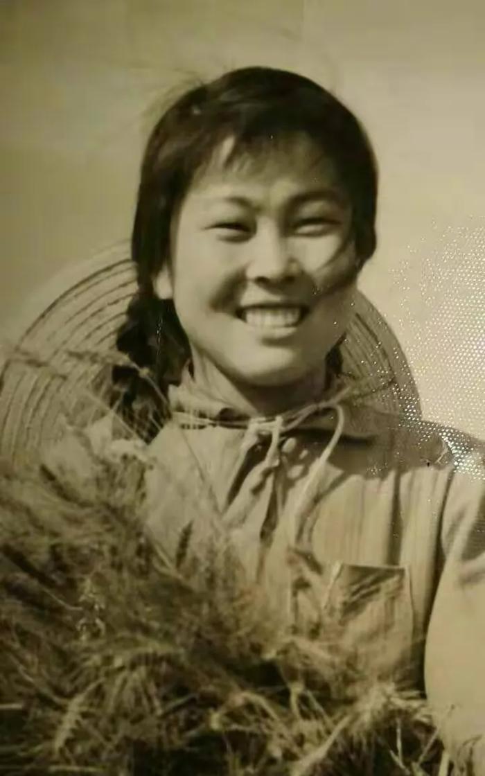 【老照片】这几位姑娘，是唐山老三届的回乡知青。回乡知青是对插队知青的一种优惠政策