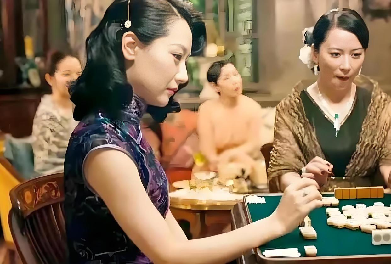 杜月笙家族的故事，是一段充满戏剧性和悲剧色彩的历史。杜月笙，作为上海滩的传奇人物