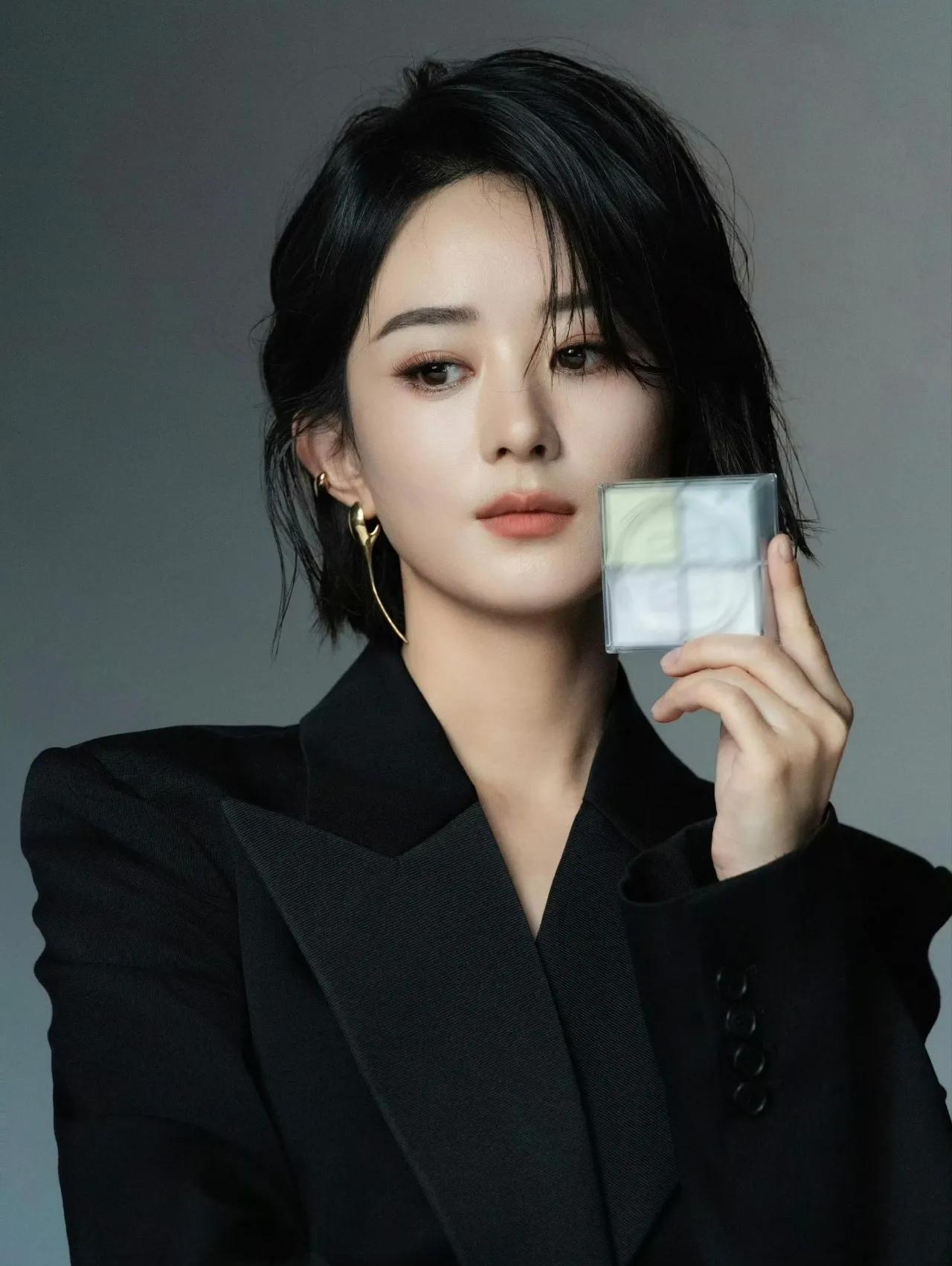 纪梵希全球彩妆代言人@赵丽颖 这也太帅了吧[抓狂][抓狂][抓狂]，疯狂心动！！