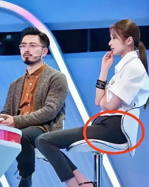 很多女生上节目都喜欢穿裙子了，穿裤子还是保险一点的