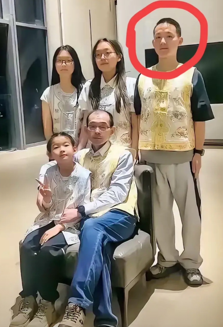 我爸看了谢浩男他们一家的全家福，沉默了好一会儿才说话，他突然说：谢浩男这个长相，