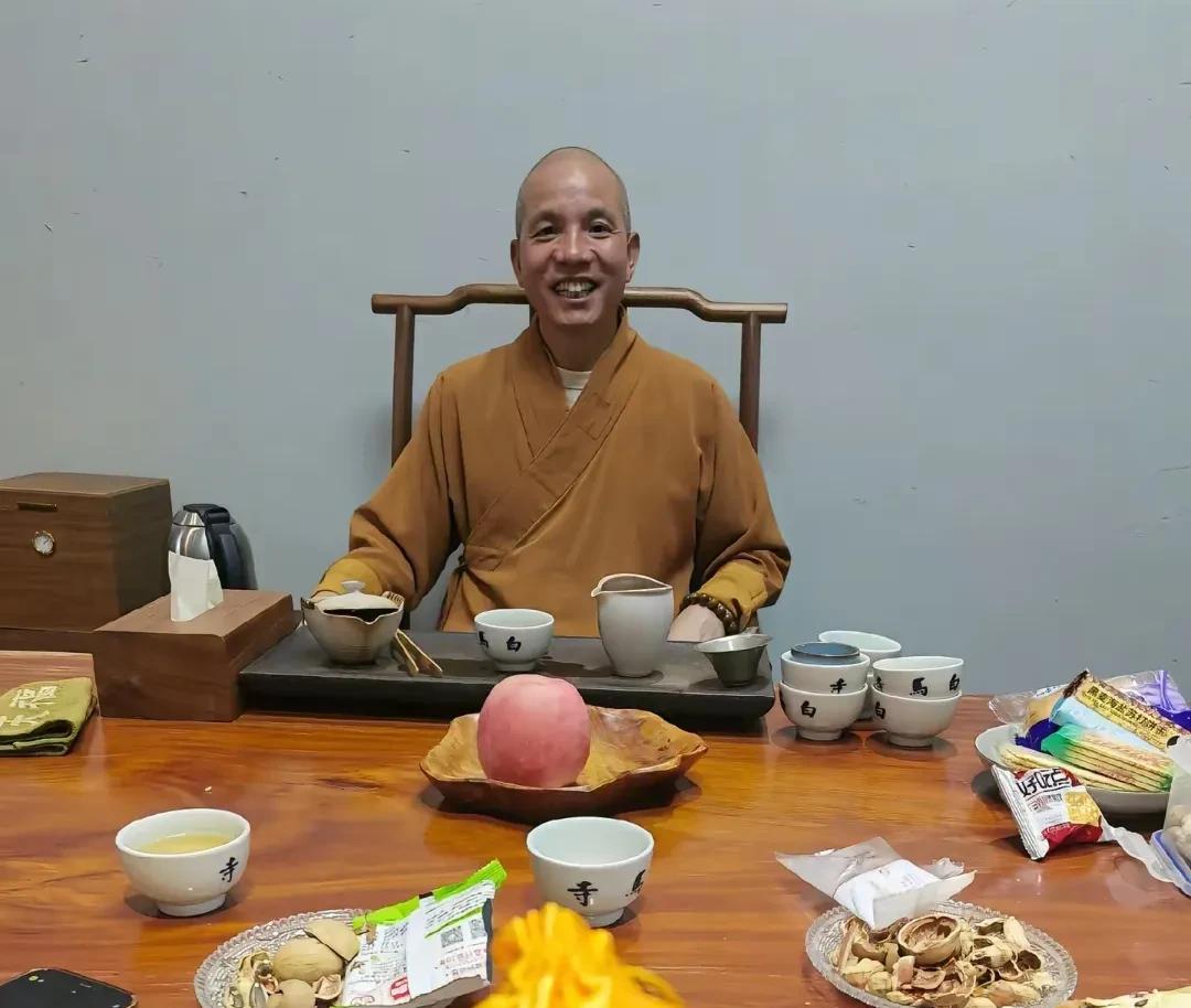 前白马寺方丈，现少林寺住持印乐大和尚喝茶配的小零食简简单单，普普通通。
茶室也没