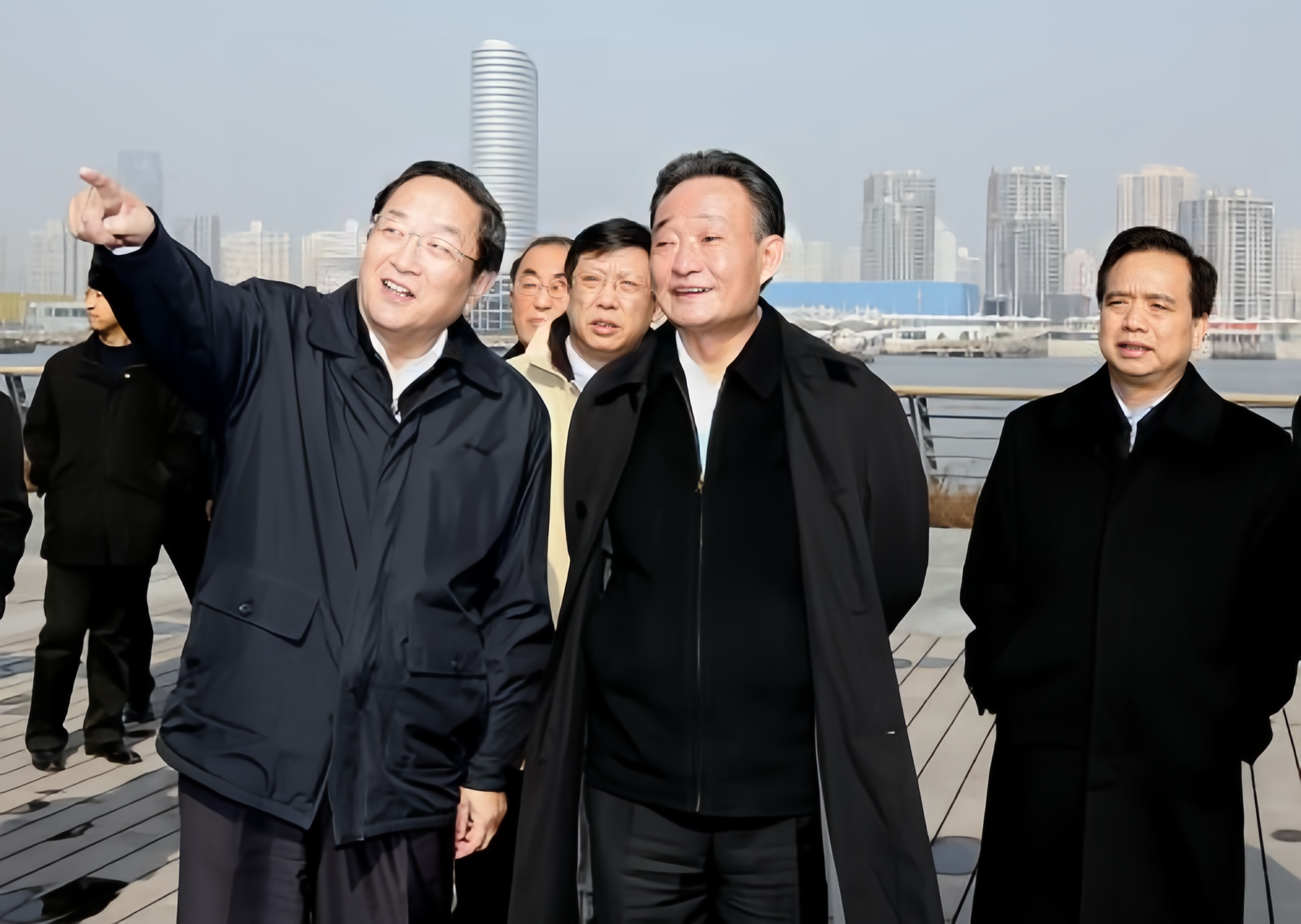 左边是俞正声，当时担任上海市委书记。中间是吴邦国，他之前也担任过上海市委书记，时