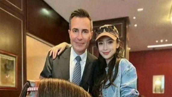 杨颖背160万爱马仕包逛珠宝展，她在认真挑手表，她家底儿真厚