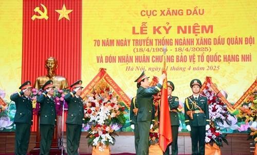越南国防部长潘文江大将出席越军石油部门成立70周年纪念典礼
4月11日上午，在河
