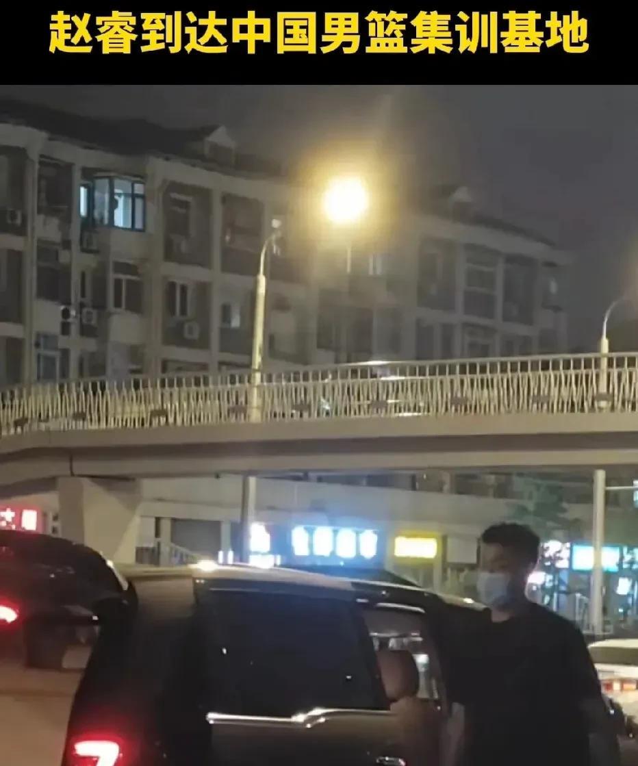 赵睿和胡明轩陆续来到中国男篮集训基地！
中国男篮队员账号开始集结备战，准备今年的