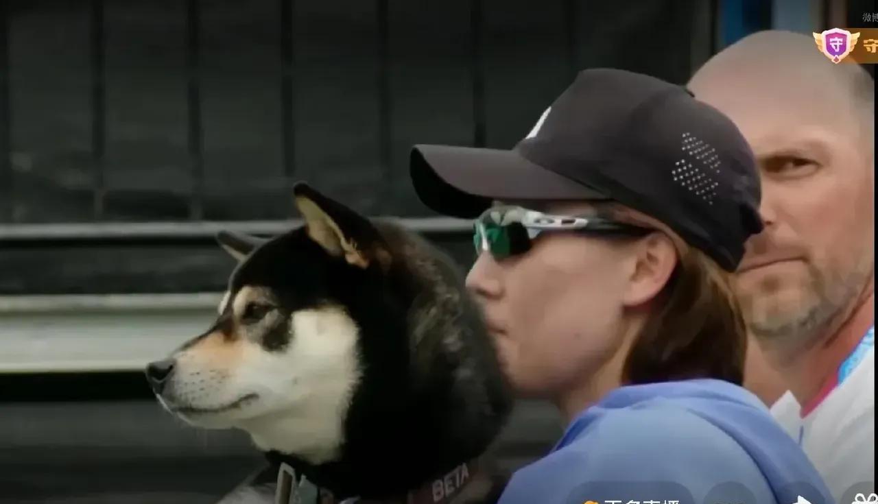 郑赛赛一人一狗助阵王欣瑜补赛晋级WTA250克利夫兰站第三轮，最终王欣瑜1-6、