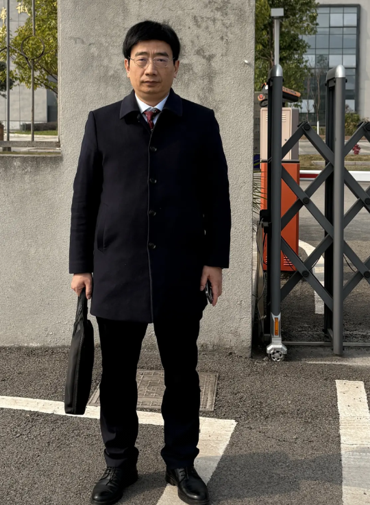 【我为什么总是要给“贪官”辩护】
网上喷我的人非常多，我理解他们的愤怒和不满，因