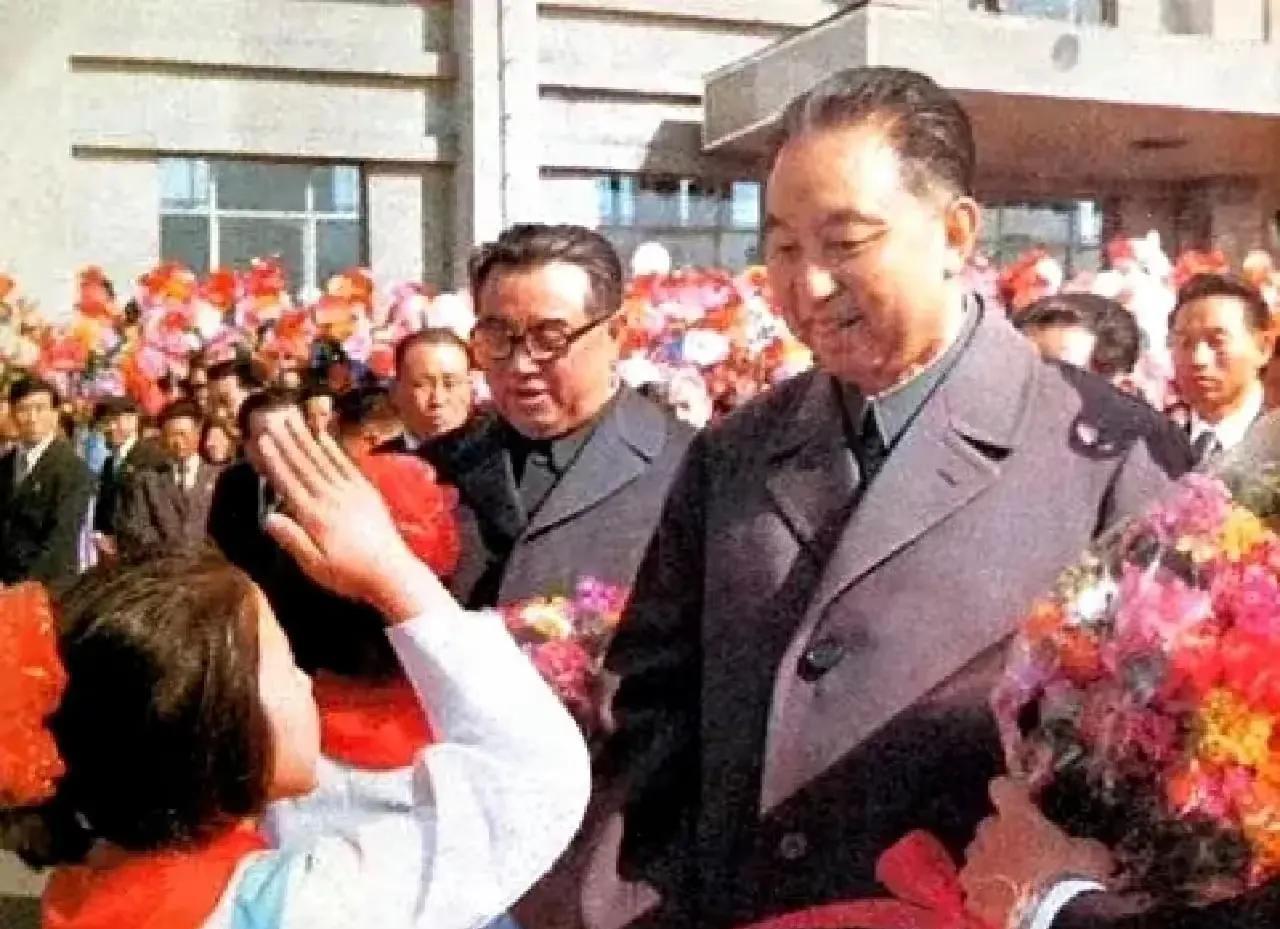 华国锋主席访问朝鲜时，金日成陪同，少先队员的华主席献花并敬举手礼，一派中朝友谊的