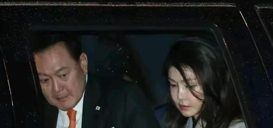 就在刚刚！韩国正式宣布！
尹锡悦和金建希夫妇将正式成为韩国史上受检的前总统夫妇。