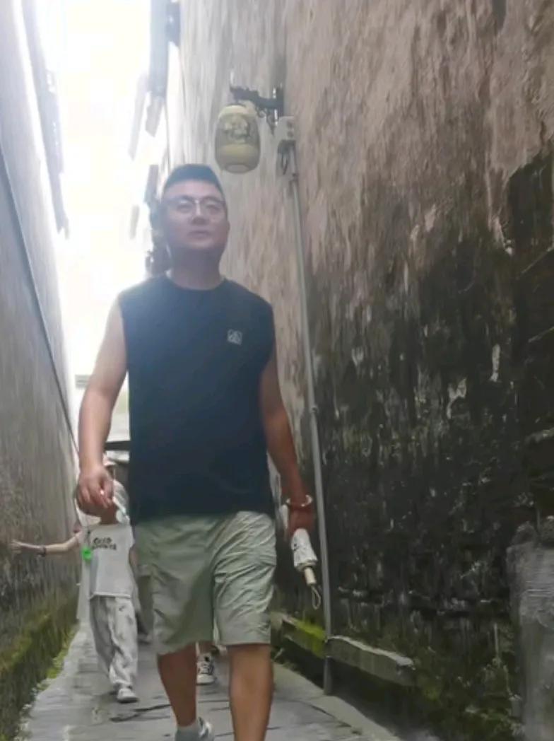 田静今天一大家子来到安徽旅游！
 田姥爷拍了众人走在古巷子里的身影，网友们都说，