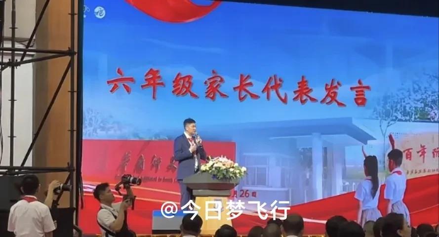 广东队杜锋、朱芳雨今天最新动态！
今天上午，广东队主教练杜锋在广州到了华南师范大
