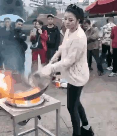 这个动作不危险吗？一旦锅脱手，伤到围观的群众怎么办？这种哗众取宠的炫技应该被禁止
