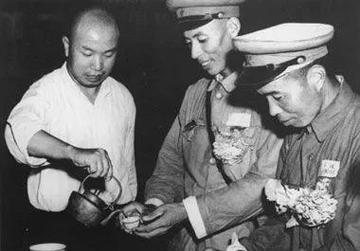 1968年，大将王树声在某机关单位食堂排队打饭，见一干部打了5份饭菜，顿感蹊跷。