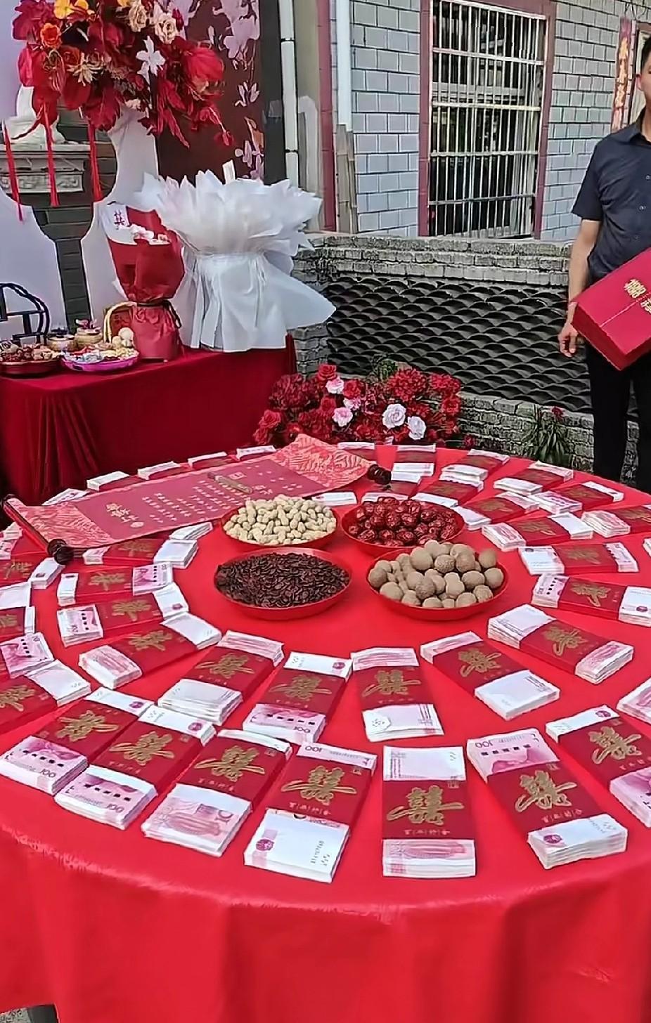 普通家庭的小伙子想结婚太难了！彩礼五十万、房子八十万，再加上车子和五金，起码一百