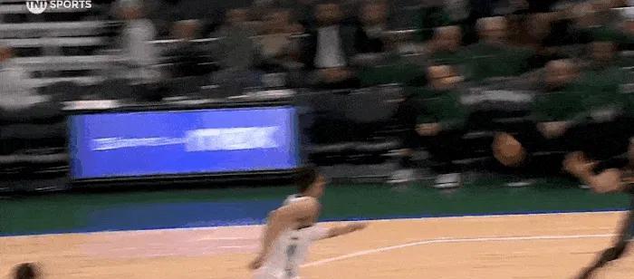 别太离谱！莱恩前场1打0，遭大洛飞身大帽！
整个NBA联盟里，在领先好几个身位的