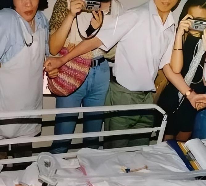 这是陈百强在弥留之际的照片，他浑身插满了管子，尽管在医护人员全力救治下，他最终还